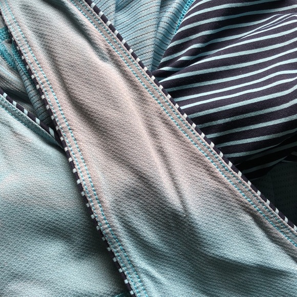 Lululemon Hustle & Bustle Yoga /Run Striped Blue Moon top Size 6 - Picture 15 of 16